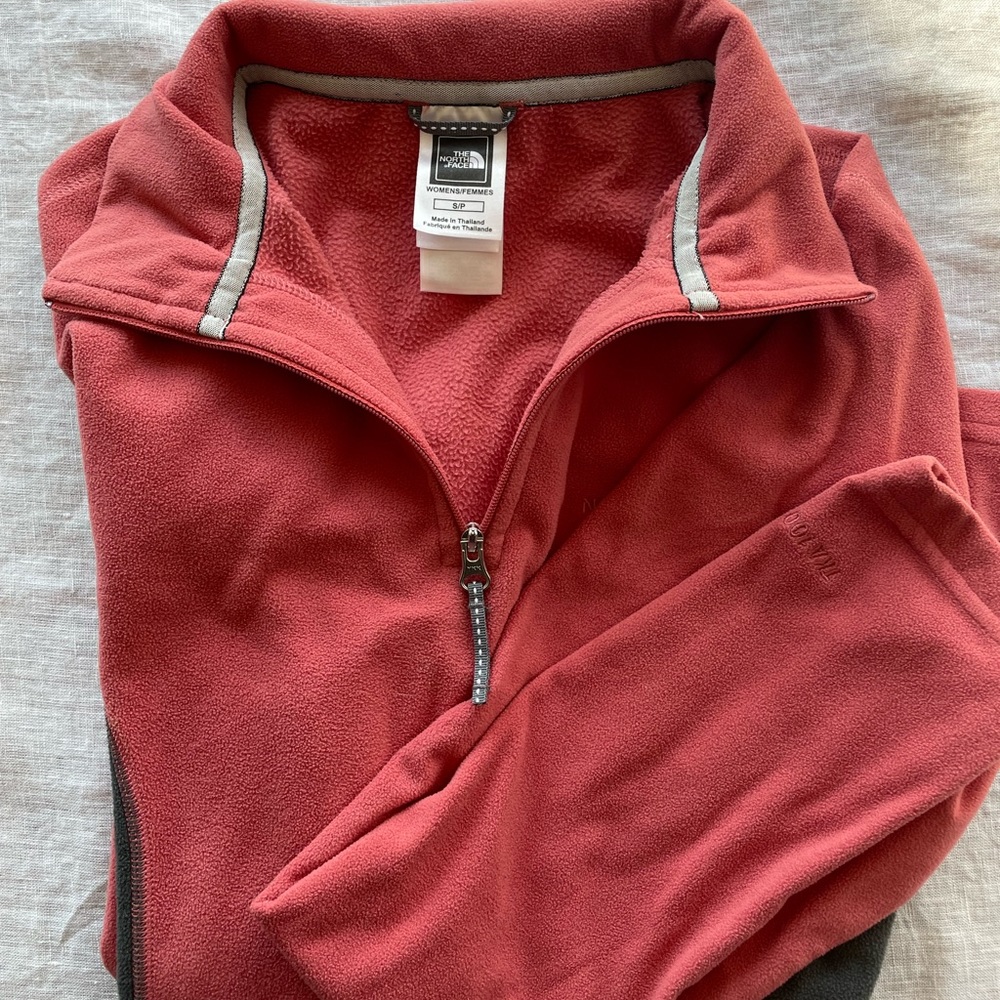 North Face Quarter Zip Fleece in salmon/gray, women’s size S